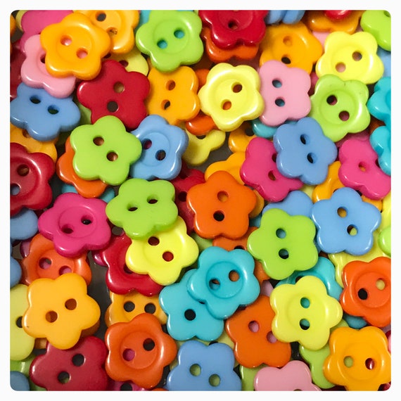 11mm and 15mm Red Daisy Shaped Flower Buttons in Assorted Pack Sizes