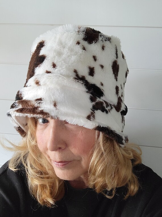 Faux fur brown and white cow print bucket hat URBAN OUTFITTERS Faux Fur Cow Print BUCKET HAT Brown & White  main image 2