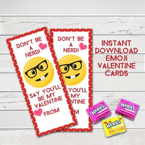 Pode incluir: Dois cartões de Dia dos Namorados imprimíveis com fundo de bolinhas vermelhas e brancas. Os cartões apresentam um emoji amarelo com óculos e um sorriso de dentes. O texto nos cartões diz "Não seja um nerd!" e "Diga que será meu Valentine de parte de..." e "Não seja um nerd!" e "Você será meu Valentine de parte de..."