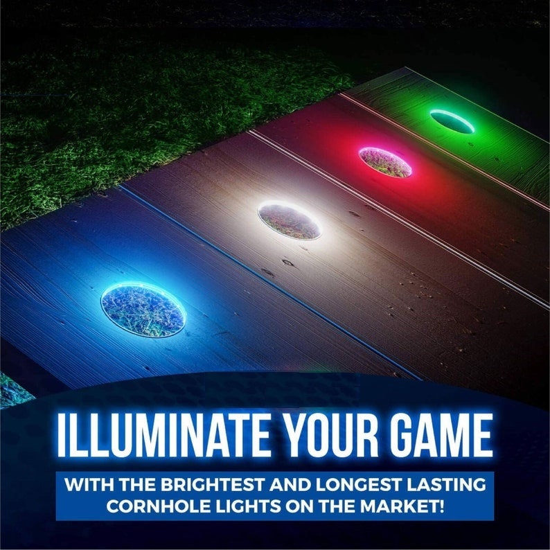 Op de afbeelding: Een set van vier verlichte cornhole-spelborden met blauwe, witte, roze en groene LED-verlichting rond de gaten. VERLICHT JE SPEL MET DE HELDERSTE EN LANGST DURENDE CORNHOLE-VERLICHTING OP DE MARKT!