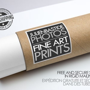 Puede incluir: Un tubo de env&iacute;o marr&oacute;n con una etiqueta en blanco y negro que dice "Julienbastide Photos Fine Art Prints". La etiqueta est&aacute; en el lateral del tubo. El tubo est&aacute; sobre una superficie blanca. Env&iacute;o gratuito y seguro en tubos de env&iacute;o r&iacute;gidos.