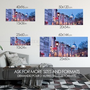 Puede incluir: Una fotograf&iacute;a de una calle de la ciudad por la noche con una c&uacute;pula de iglesia en el fondo. La calle est&aacute; bordeada de edificios y farolas. La imagen est&aacute; disponible en varios tama&ntilde;os.