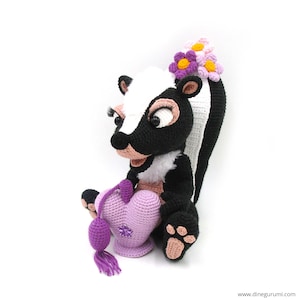 Skunk - amigurumi crochet pattern - with flowers and parfum - gift - decoration - direct download - PDF in german and english