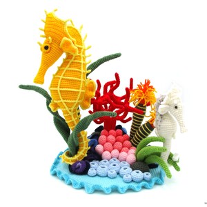 Seahorse amigurumi crochet pattern from Dinegurumi, 35x26 cm, reef included, PDF in german and english image 1