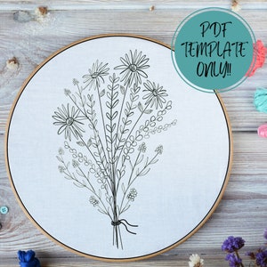 Op de afbeelding: Een zwart-witte lijntekening van een boeket bloemen in een ronde borduurring. De bloemen zijn eenvoudig en gestileerd, met een paar bladeren en stelen. De tekst "PDF TEMPLATE ONLY!" staat in een cirkel in de rechterbovenhoek van de afbeelding.