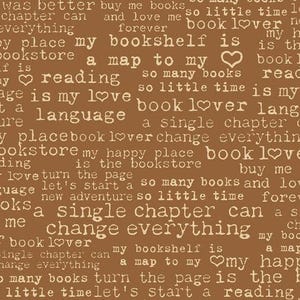 以下が含まれることがあります： book lover、my happy place、so many booksなどのフレーズとハートのシンボルが白でプリントされた茶色の生地。下部にある白い定規は、生地の幅をセンチメートル単位で示しています。