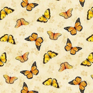 以下が含まれることがあります： クリーム色の背景に、黒い模様のあるオレンジと黄色の蝶の繰り返し模様。蝶はさまざまなサイズと向きで配置され、活気のあるデザインを作り出しています。背景には、繊細な花のパターンがあります。