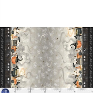 以下が含まれることがあります： ハロウィーンをテーマにした生地で、薄い灰色の背景に白いクモの巣、クモ、頭蓋骨が描かれています。端には、カボチャ、魔女、大釜、タイプライターが付いた濃い灰色のボーダーがあります。生地には「HPOC 5824 MU」と「www.pbtex.com」の文字が入っています。