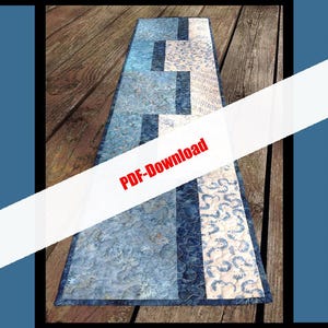 Pode incluir: Um corredor de mesa acolchoado azul e branco com um rótulo "PDF-Download". O corredor de mesa é feito por Tricia Lynn Maloney para Orphan Quilt Designs e Villa Rosa Designs.