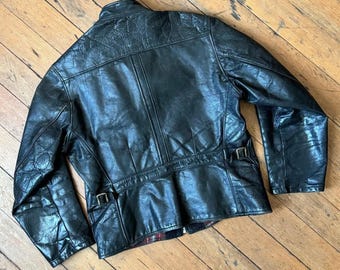 Chaqueta vintage de cuero de caballo negro con cinturón en la espalda, años 40