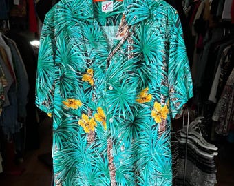 20% OFF SALE // vintage 1960s rayon Hawaiian shirt - loop collar