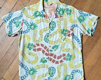 20% OFF SALE // vintage 1950s Hawaiian Leis print shirt - loop collar