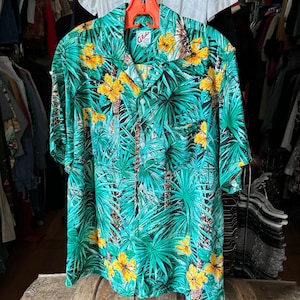 vintage 1960s rayon Hawaiian shirt - loop collar