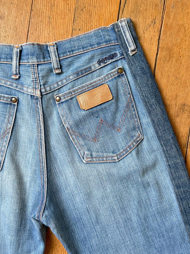 Pu&ograve; includere: Jeans di denim blu chiaro con il logo Wrangler sulla tasca posteriore. I jeans hanno un classico design a cinque tasche con rivetti e cuciture in rame. I jeans sono realizzati in un resistente tessuto denim.