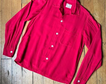 À VENDA: Camisa vintage vermelha de rayon, manga comprida, com botões e gola laço, década de 1950.