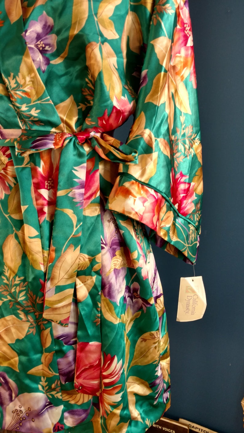 medium large 1980s California Dynasty Short Robe
