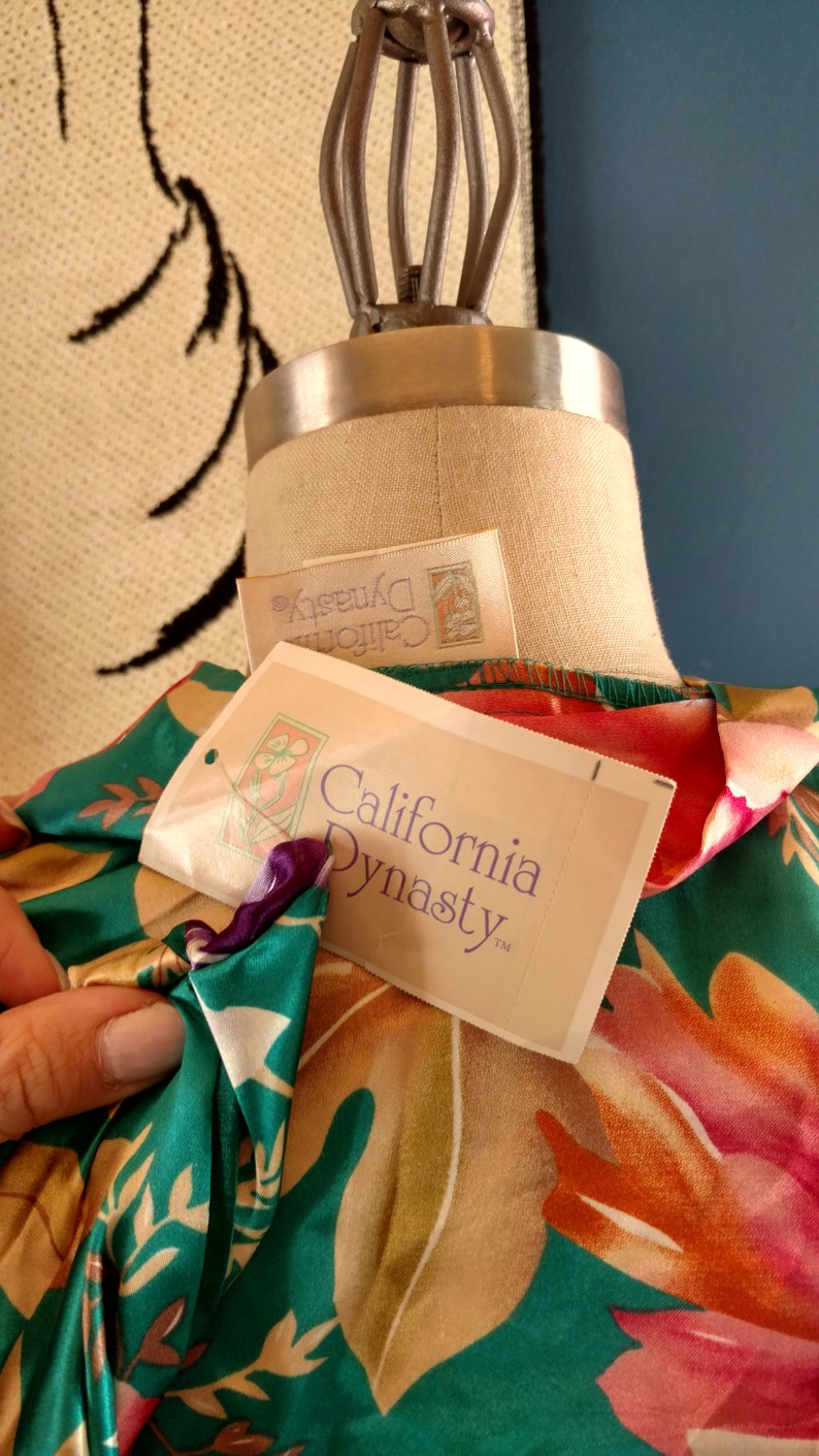 medium large 1980s California Dynasty Short Robe