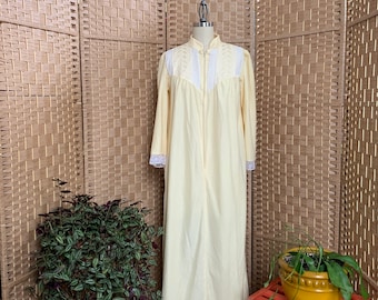 1960’s Softest Fleece Robe . Suzanne Beth .- medium