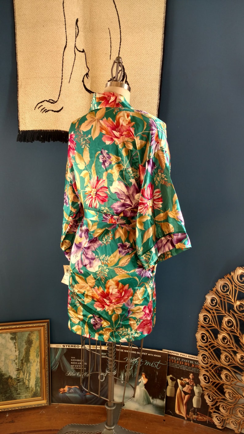 medium large 1980s California Dynasty Short Robe