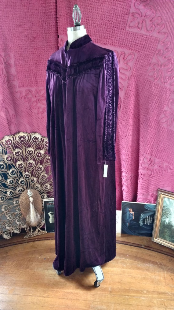 1960s Decadent Plum Housecoat . Lisanne .- volup /