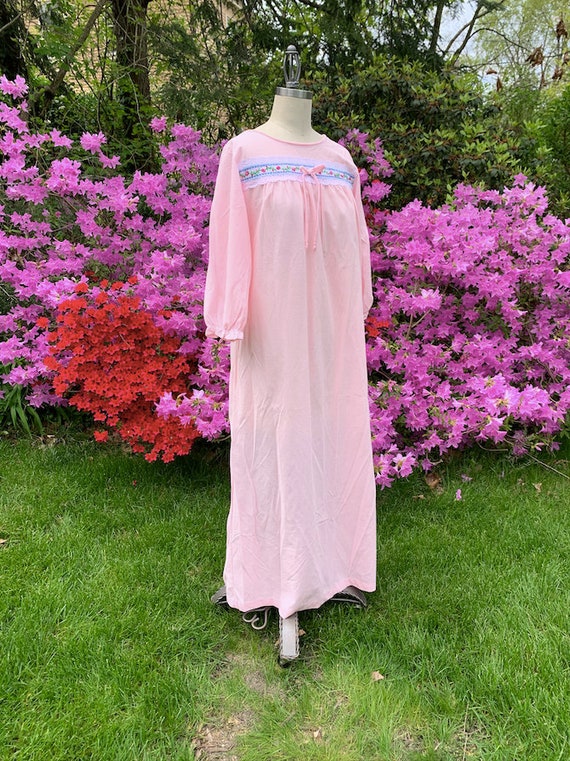 1960's Sweetest Softest Nightgown . Gilead .- medi