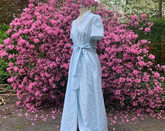 1960’s Dreamy Hostess Gown . Saks Fifth Avenue . ILGWU . - small / medium