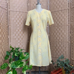 Vestido de botões em crepe limão dos anos 80. Fabricado na Inglaterra. - médio/grande