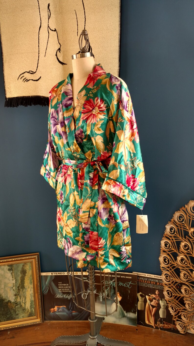 medium large 1980s California Dynasty Short Robe