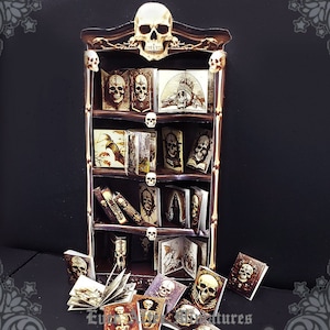 SKELETON Puppenhaus Miniatur Bücherregal 1:12 Halloween Miniatur Spooky Apothekerschrank Skeleton Miniature Book Case DIY Printable DOWNLOAD