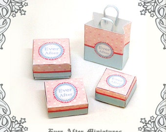 Könnte beinhalten: Vier Miniatur-Geschenkboxen in rosa und blau. Die Boxen haben den Schriftzug "Ever After" aufgedruckt. Die Boxen sind perfekt für kleine Geschenke oder Gastgeschenke.