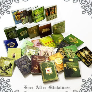 Puede incluir: Una colección de libros en miniatura con cubiertas verdes, marrones y doradas. Los libros tienen títulos como "The Renewal of Life", "Gardens of England", "Lessons in Flower & Fruit", y "Cassell's Popular Gardening".
