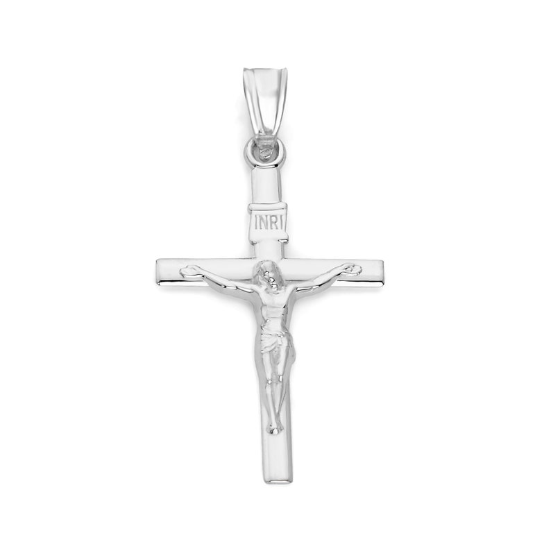 Pode incluir: Pingente de prata em forma de cruz com uma figura detalhada de Jesus Cristo e a inscri&ccedil;&atilde;o "INRI" na cruz.