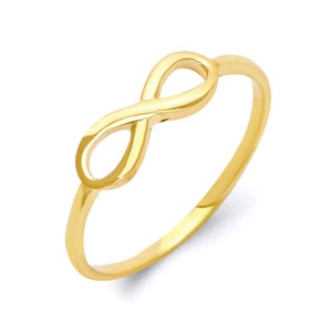 Könnte beinhalten: Ein goldener Ring mit einem Unendlichkeitszeichen. Der Ring ist schlicht und elegant mit einer glatten Oberfläche.