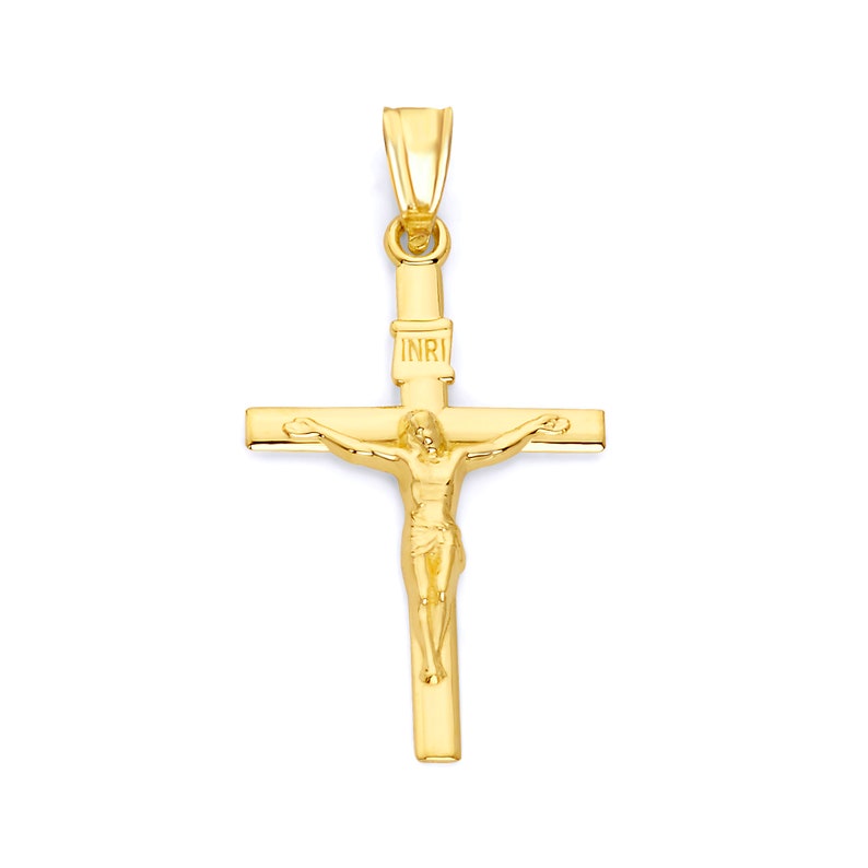 Puede incluir: Un colgante de cruz de oro con una figura detallada de Jesucristo. El colgante tiene la inscripci&oacute;n "INRI" en la cruz.