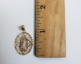 アクセサリー Supreme 14k Virgin Of Guadalupe Pendant Men's Our Lady of Guadalupe Diamond-Cut Charm 14K Yellow