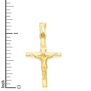 Puede incluir: Un colgante de cruz de oro con una figura detallada de Jesucristo. El colgante tiene la inscripci&oacute;n "INRI" en la cruz.