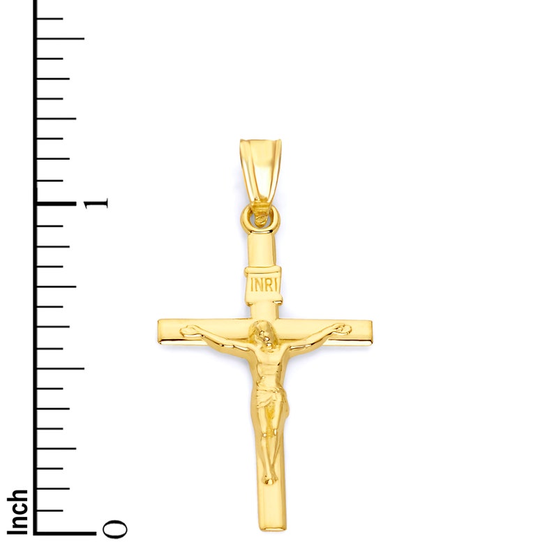 Puede incluir: Un colgante de cruz de oro con una figura detallada de Jesucristo. El colgante tiene la inscripci&oacute;n "INRI" en la cruz.