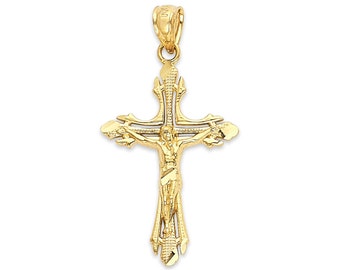 Puede incluir: Un colgante de cruz de oro con un diseño detallado. El colgante presenta una figura de Jesucristo en la cruz.