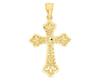 Può includere: Un ciondolo a forma di croce in filigrana dorata con un design dettagliato. La croce è realizzata in oro 14 carati e ha una finitura lucida.