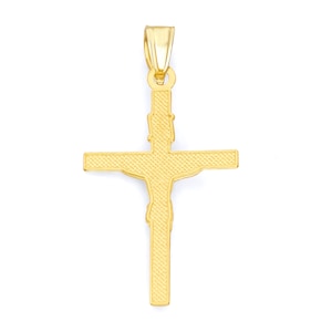 Puede incluir: Un colgante de cruz de tono dorado con un dise&ntilde;o detallado de Jesucristo en la cruz.