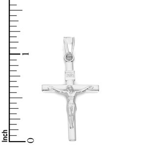 Pode incluir: Pingente de prata em forma de cruz com uma figura detalhada de Jesus Cristo. O pingente tem a inscri&ccedil;&atilde;o "INRI" na cruz.