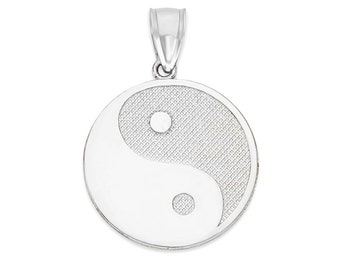 Collar con colgante Yin Yang de plata de ley: joyería asiática con acabado satinado