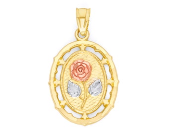 Puede incluir: Un colgante ovalado de oro con un diseño de rosa. La rosa está hecha de tres colores de oro diferentes: amarillo, rosa y blanco. El colgante tiene un diseño delicado e intrincado.
