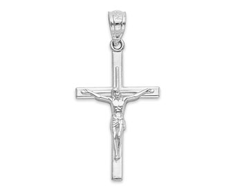 Wisiorek z krucyfiksem ze srebra próby 925 – biżuteria religijna o szlifie diamentowym