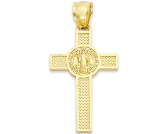 Può includere: Un ciondolo a forma di croce in oro con una medaglia di San Cristoforo. La medaglia presenta un'immagine in rilievo di San Cristoforo che porta un bambino, circondata da un'iscrizione circolare in latino.