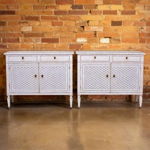 Par de armarios pintados de blanco de la región de Bolonia, Italia, de la década de 1840 [10852]