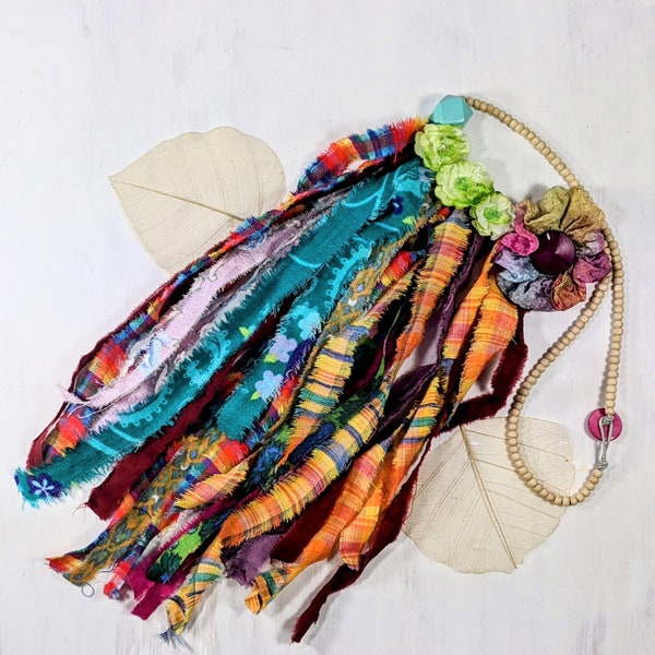 Extravagante bunte Bib-Halskette aus handgefertigten Textilblüten und Holzperlen im Boho Stil, Lätzchenkette, Statementkette, Textilschmuck
