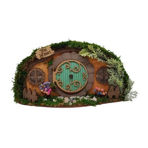 Puede incluir: Una casa de hobbit de madera con una puerta verde y un letrero que dice "The Hobbit". La casa está rodeada de musgo y flores.