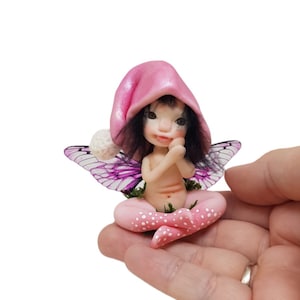 Zittende bosfee, kleine fee, decoratief figuur, elf, elf, kabouter, fantasie, fee in roze tinten, koud porselein, Pixie