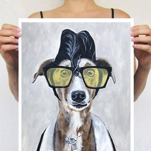 Può includere: Una stampa artistica incorniciata raffigurante un cane con un'acconciatura a pompadour nera e occhiali da sole con lenti gialle. Il cane indossa una giacca nera, una camicia bianca con colletto e una collana d'argento. L'opera è firmata "Coco de Paris" e datata "2019".